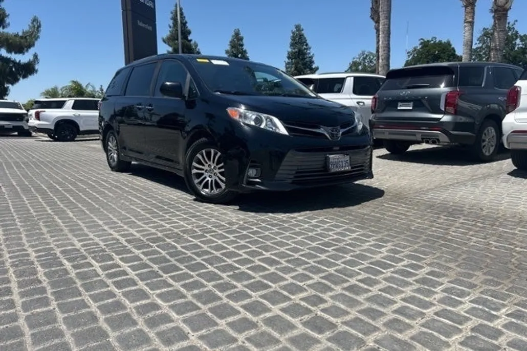2020 Toyota Sienna XLE photo 1