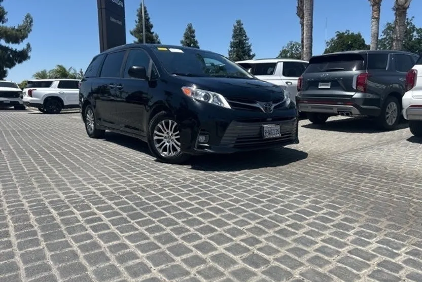 2020 Toyota Sienna XLE photo 1