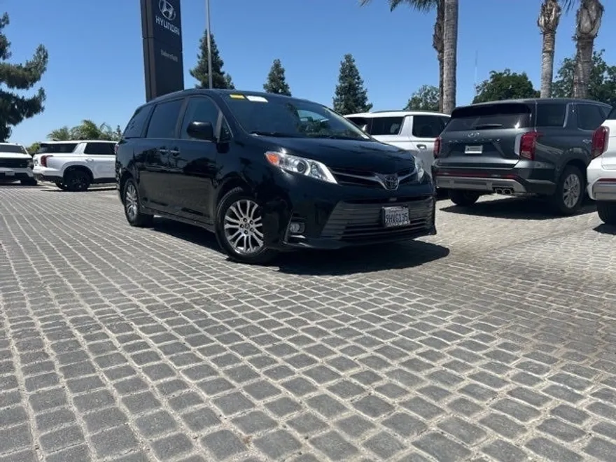 2020 Toyota Sienna XLE photo 1