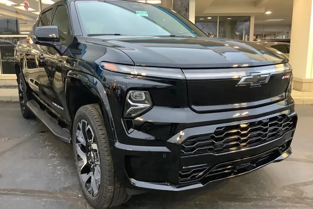 2025 Chevrolet Silverado EV RST photo 1