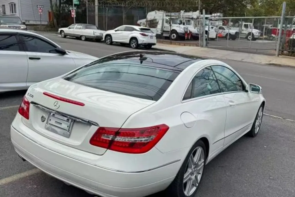 2010 Mercedes Benz E 350 Coupe photo 1