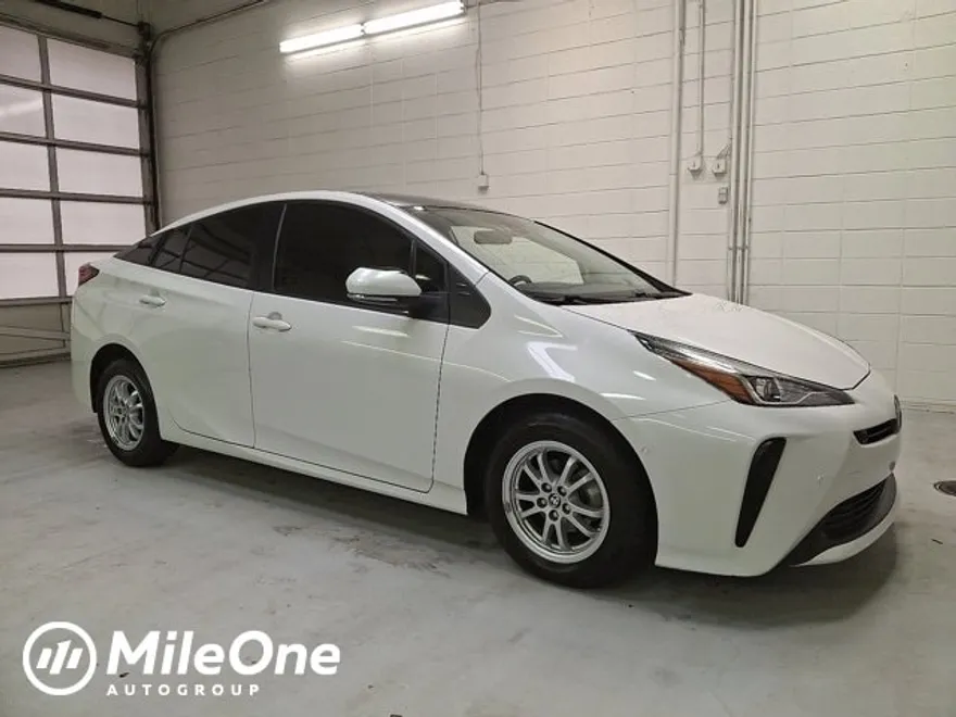 2021 Toyota Prius LE photo 1
