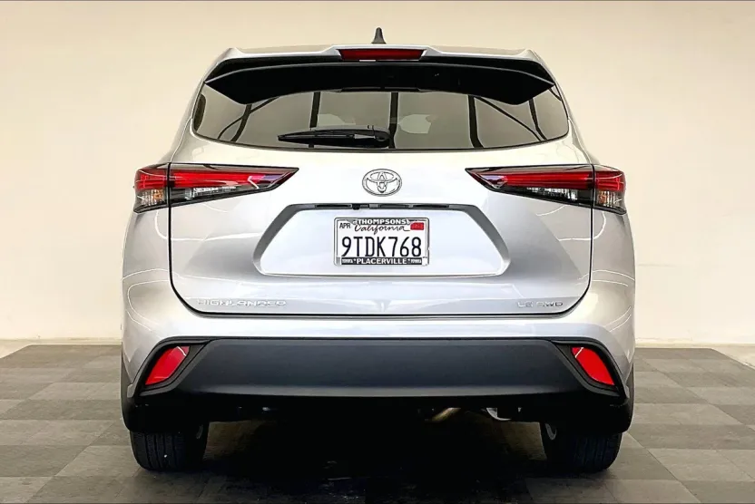 2025 Toyota Highlander LE photo 1
