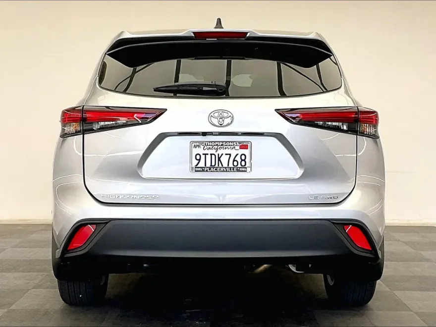 2025 Toyota Highlander LE photo 1