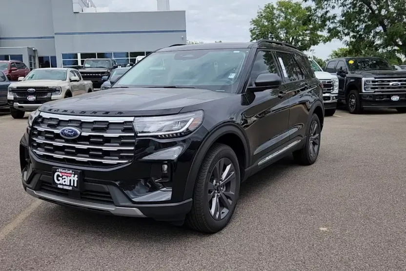 2025 Ford Explorer photo 1
