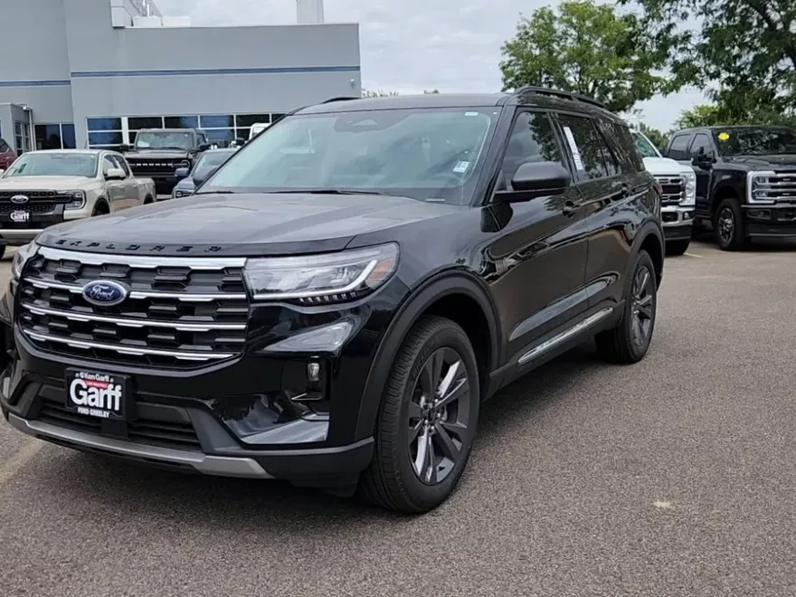 2025 Ford Explorer photo 1
