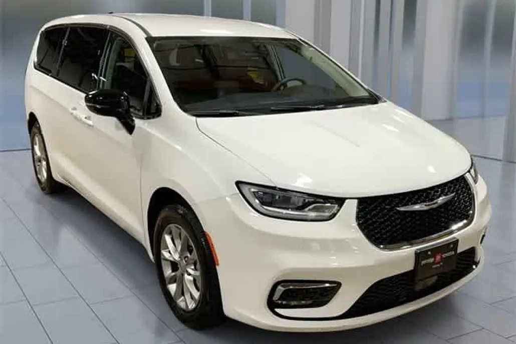 2024 Chrysler Pacifica Touring L photo 1