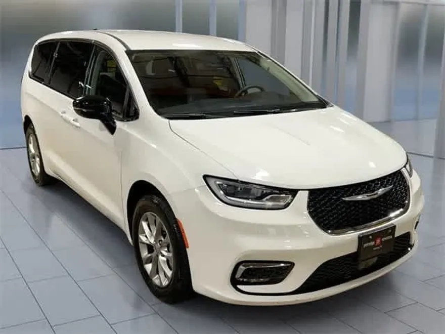 2024 Chrysler Pacifica Touring L photo 1