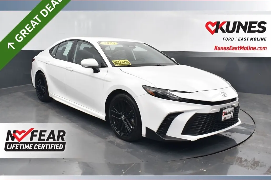 2025 Toyota Camry SE photo 1
