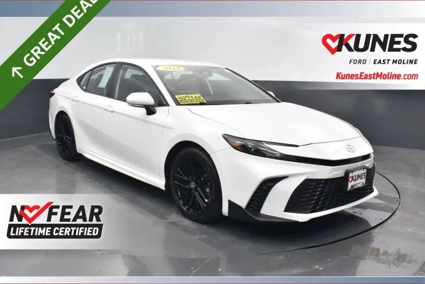 2025 Toyota Camry SE photo 1