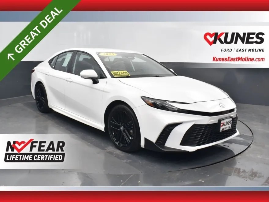 2025 Toyota Camry SE photo 1