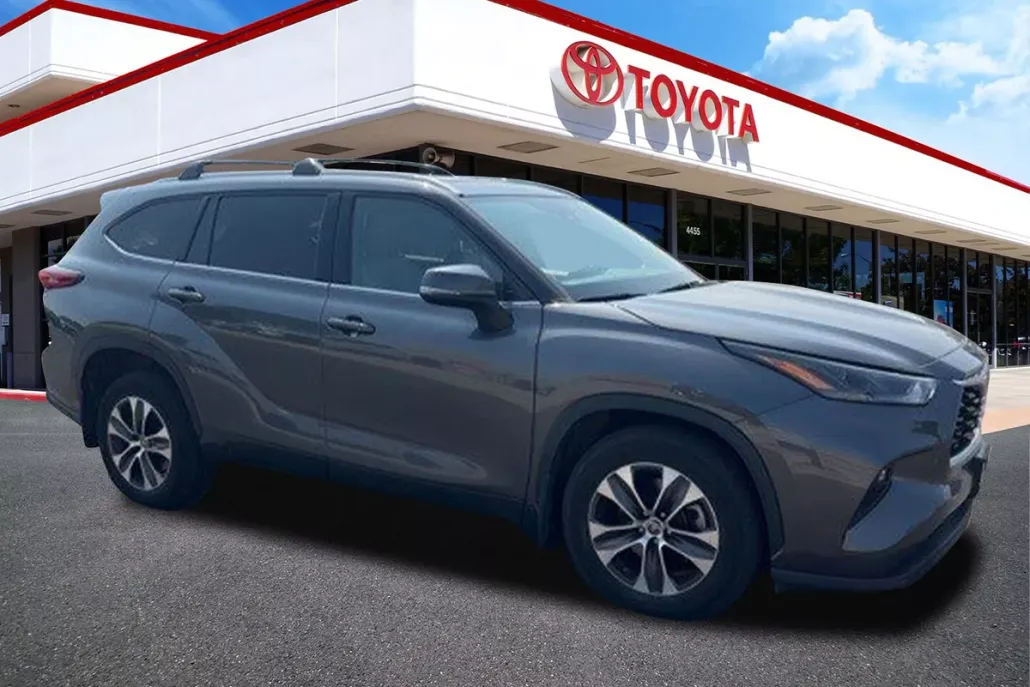 2022 Toyota RAV4 XLE photo 1