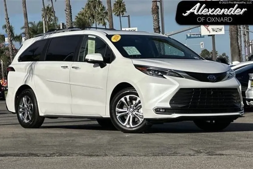 2024 Toyota Sienna Platinum photo 1