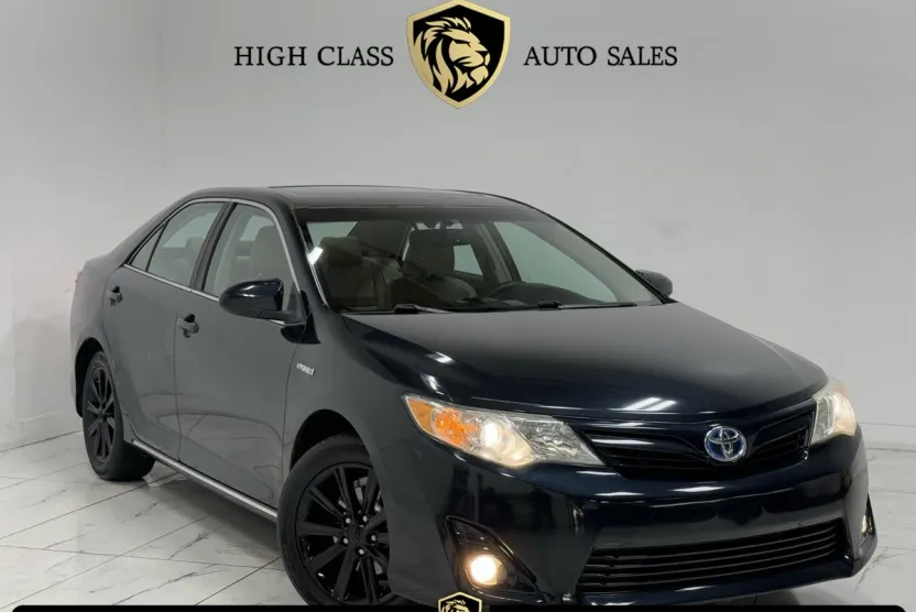 2014 Toyota Camry Hybrid LE photo 1