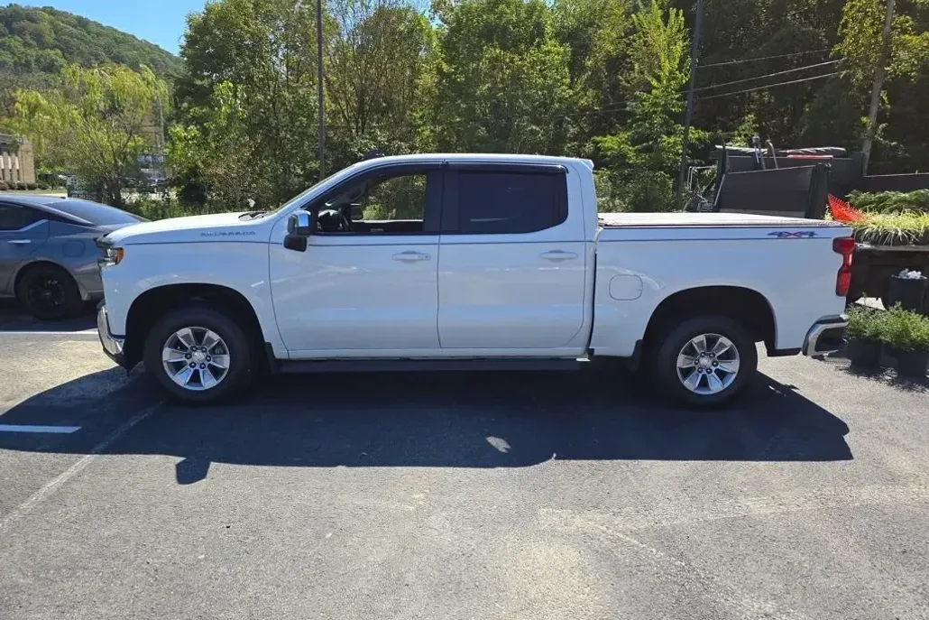 2021 Chevrolet Silverado 1500 LT photo 1