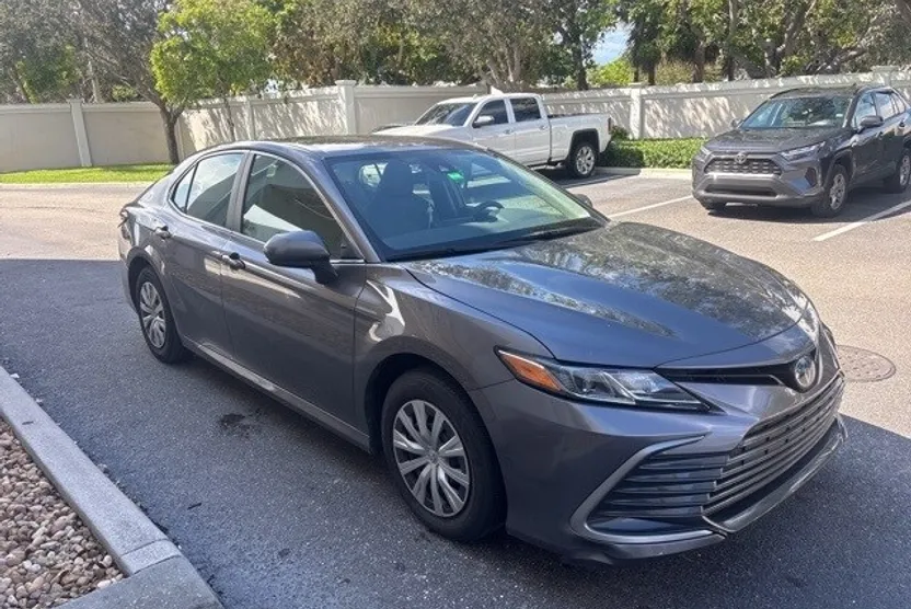 2023 Toyota Camry Hybrid LE photo 1