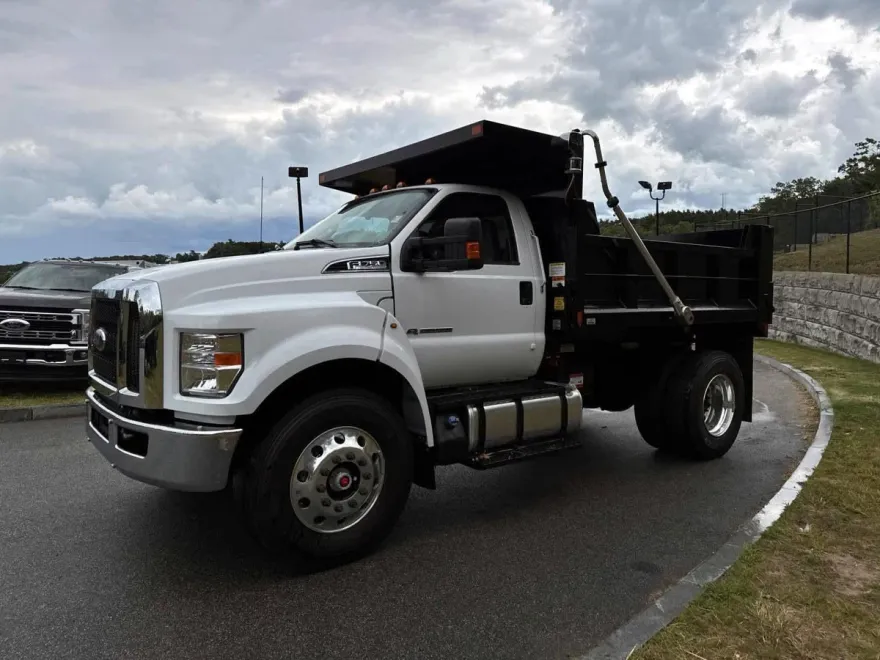 2025 Ford F-750 Regular Cab photo 1