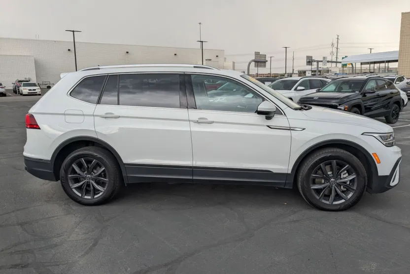 2022 Volkswagen Tiguan SE photo 1