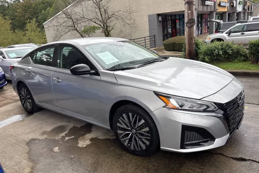 2024 Nissan Altima 2.5 SV photo 1