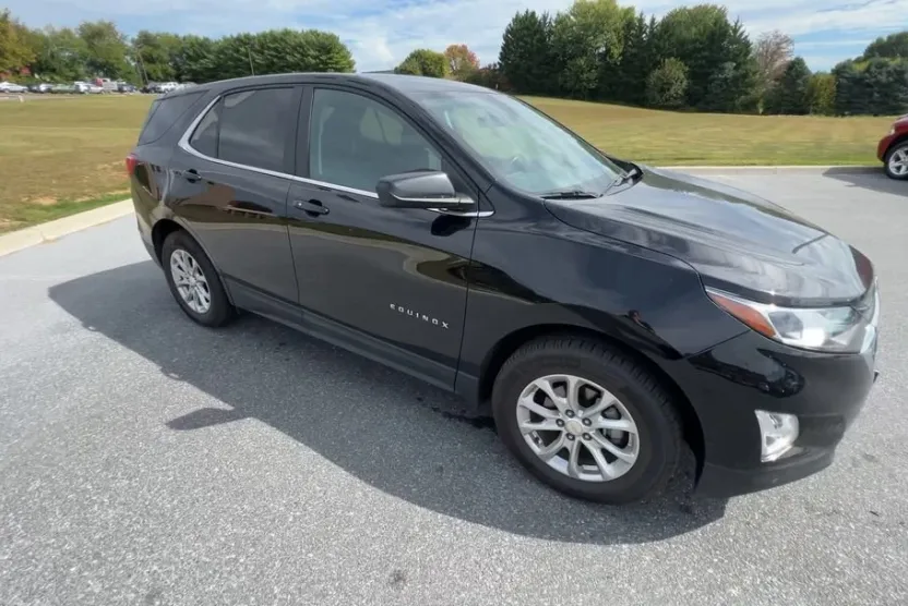 2021 Chevrolet Equinox LT photo 1