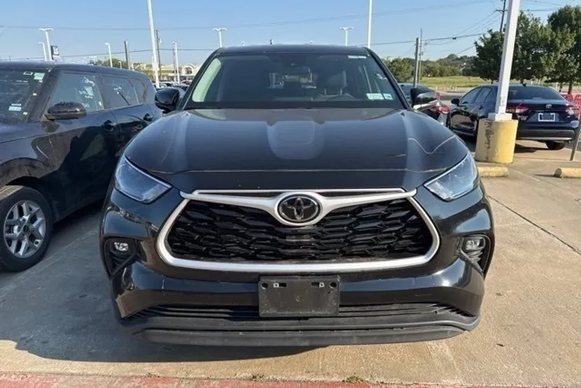 2024 Toyota Highlander LE photo 1