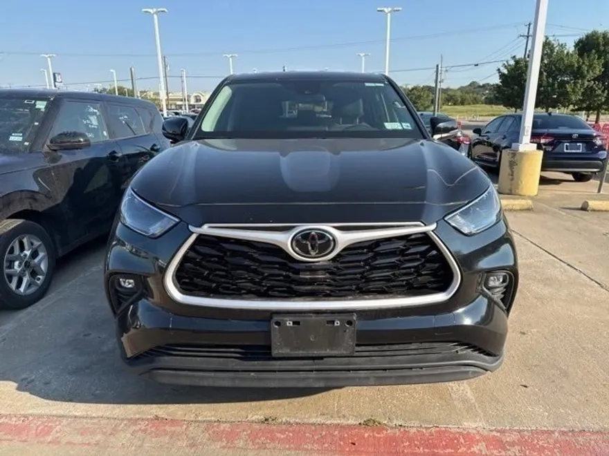 2024 Toyota Highlander LE photo 1