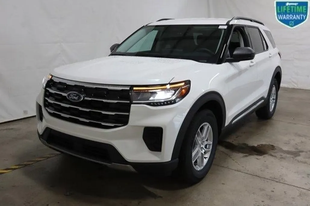 2025 Ford Explorer photo 1