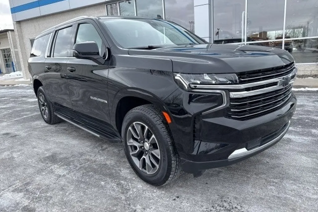 2022 Chevrolet Suburban LT photo 1