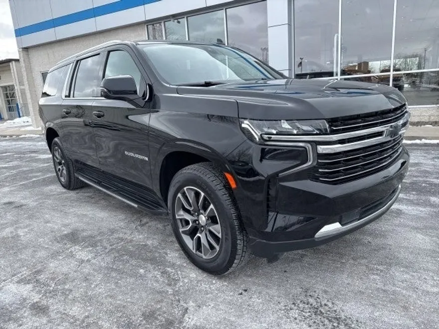 2022 Chevrolet Suburban LT photo 1