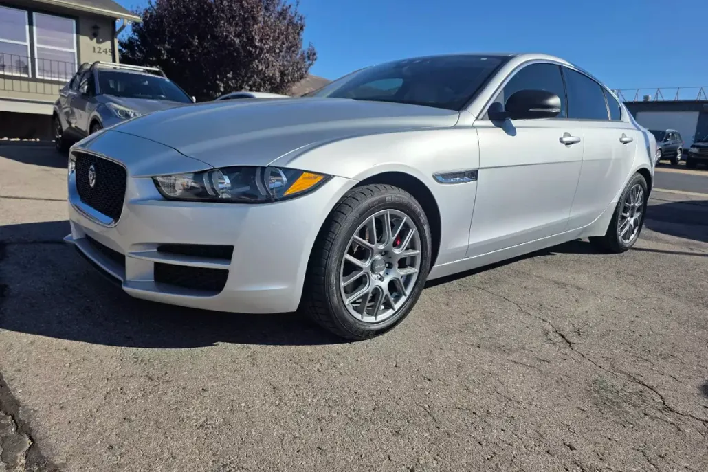 2017 Jaguar XE photo 1
