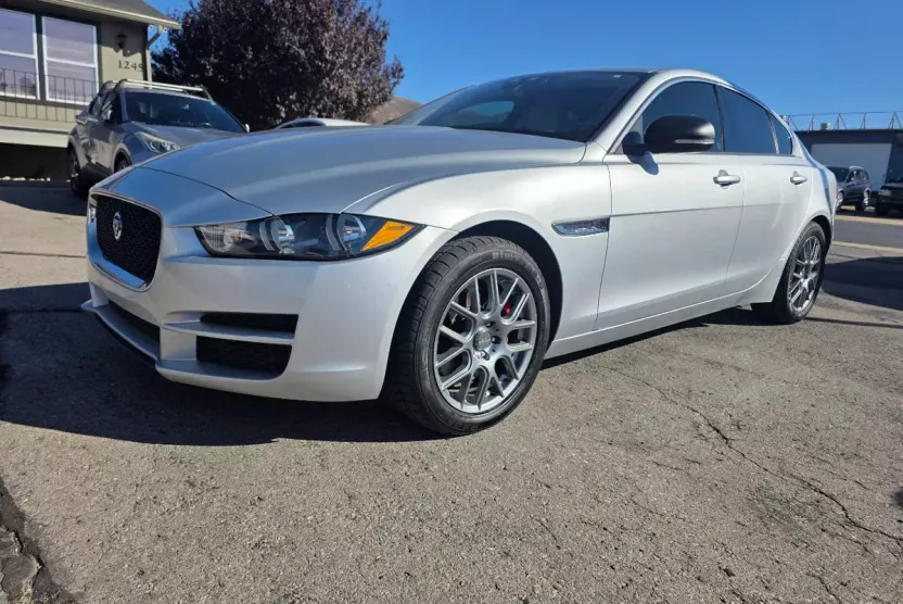 2017 Jaguar XE photo 1