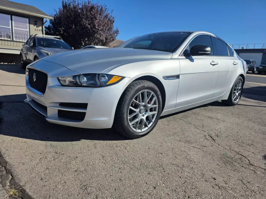 2017 Jaguar XE photo 1