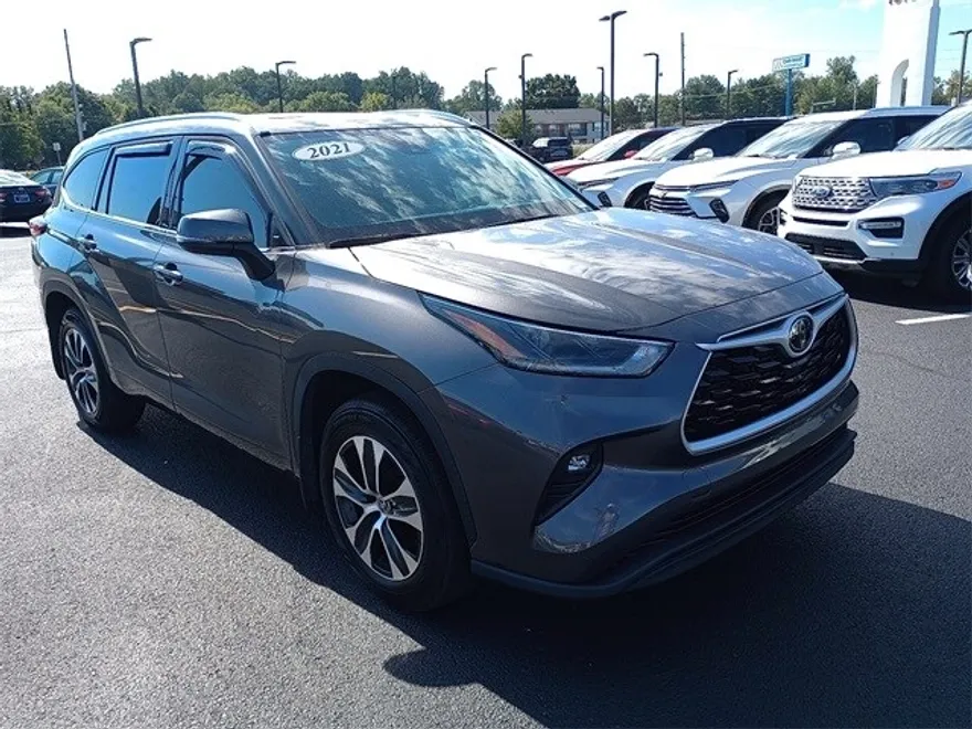 2021 Toyota Highlander XLE photo 1