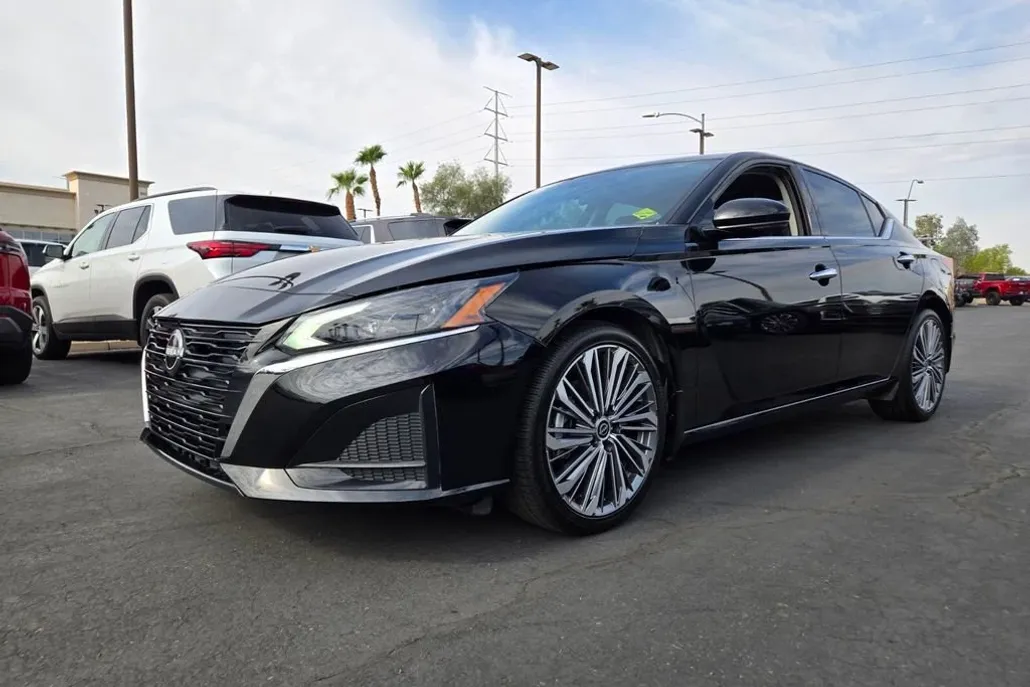 2024 Nissan Altima 2.5 SL photo 1