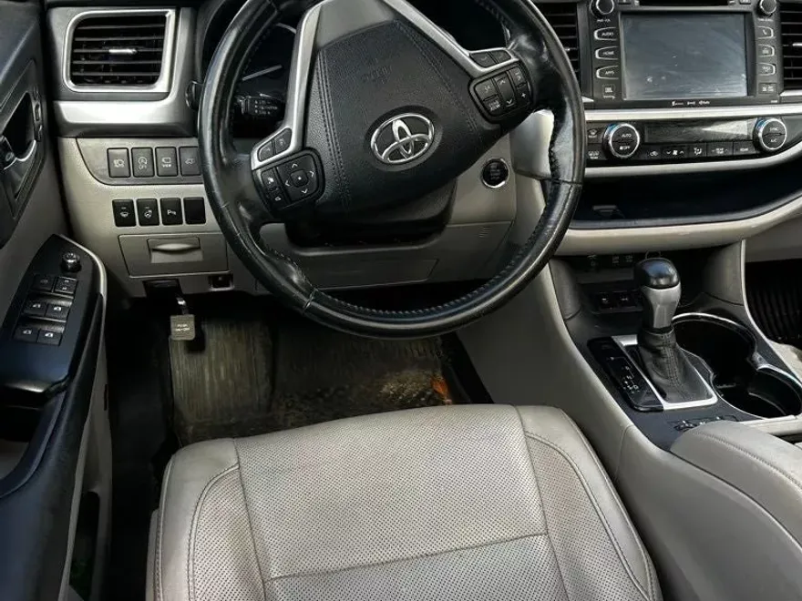 2017 Toyota Highlander Limited Platinum photo 1