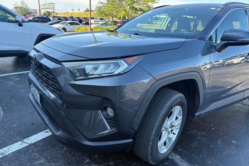 2021 Toyota RAV4 XLE photo 1