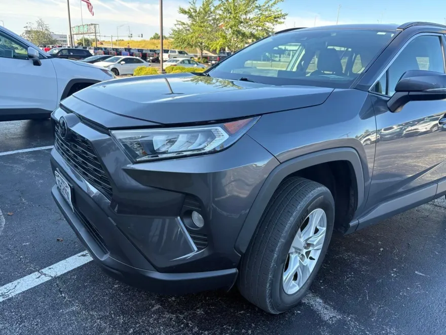 2021 Toyota RAV4 XLE photo 1