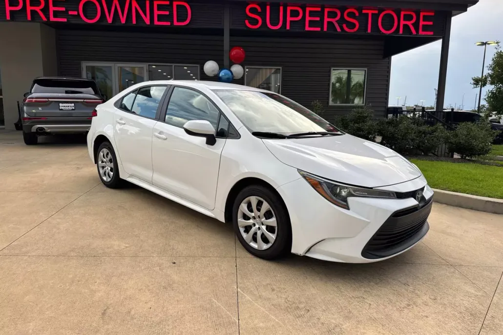 2024 Toyota Corolla LE photo 1