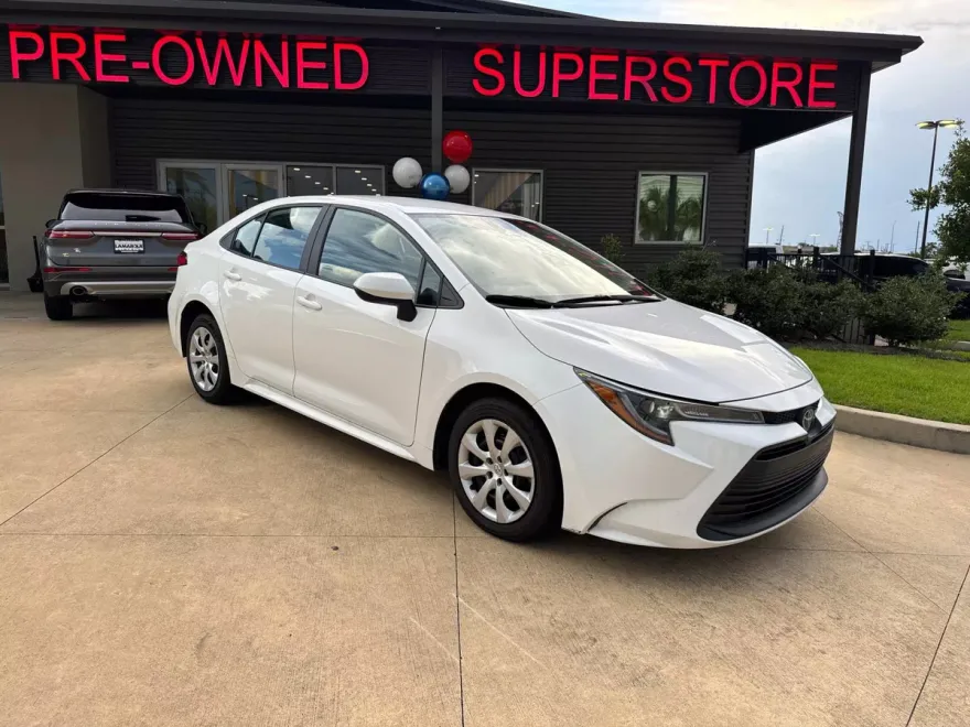 2024 Toyota Corolla LE photo 1