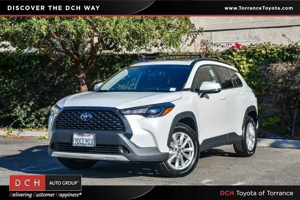 2022 Toyota Corolla Cross LE photo 1