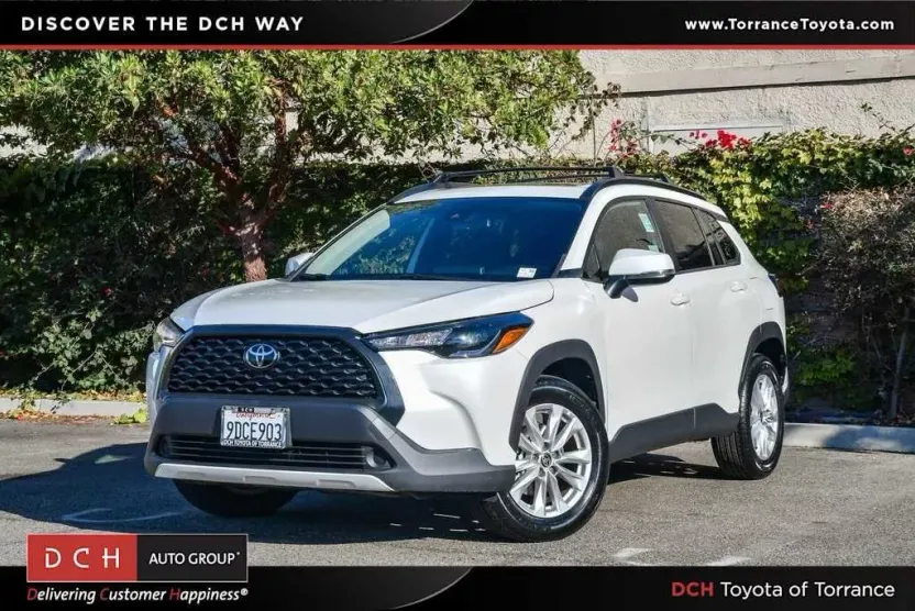 2022 Toyota Corolla Cross LE photo 1