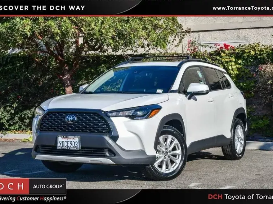 2022 Toyota Corolla Cross LE photo 1