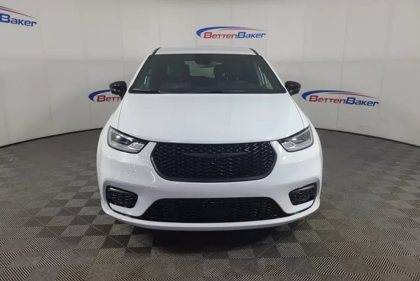 2024 Chrysler Pacifica Hybrid photo 1
