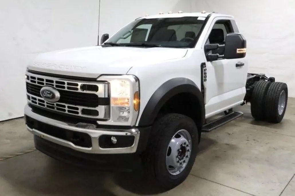 2025 Ford F-600 photo 1