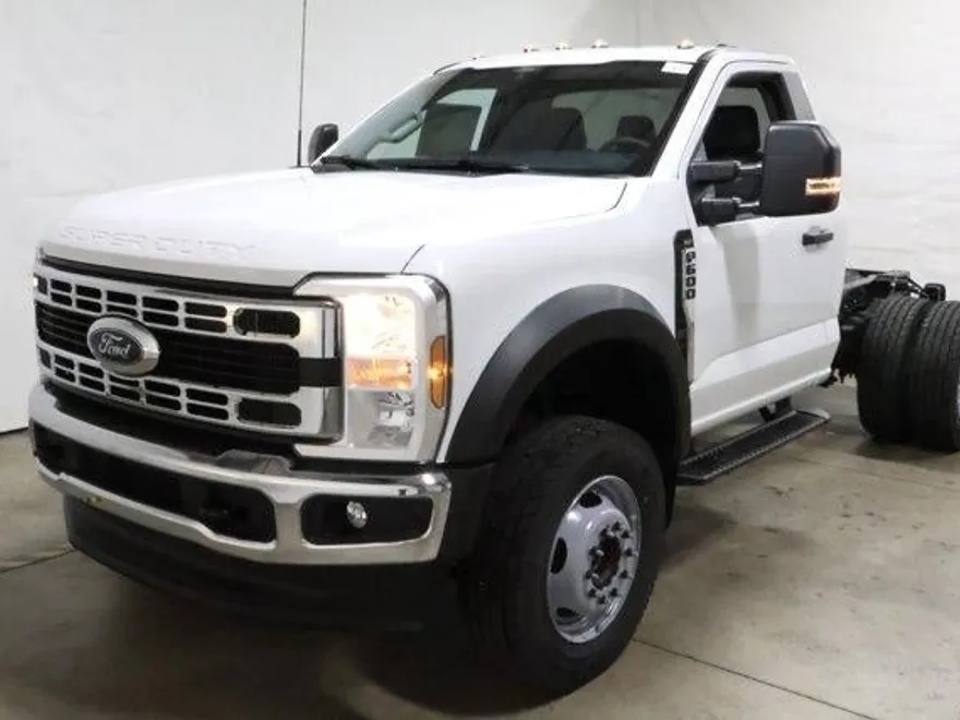 2025 Ford F-600 photo 1