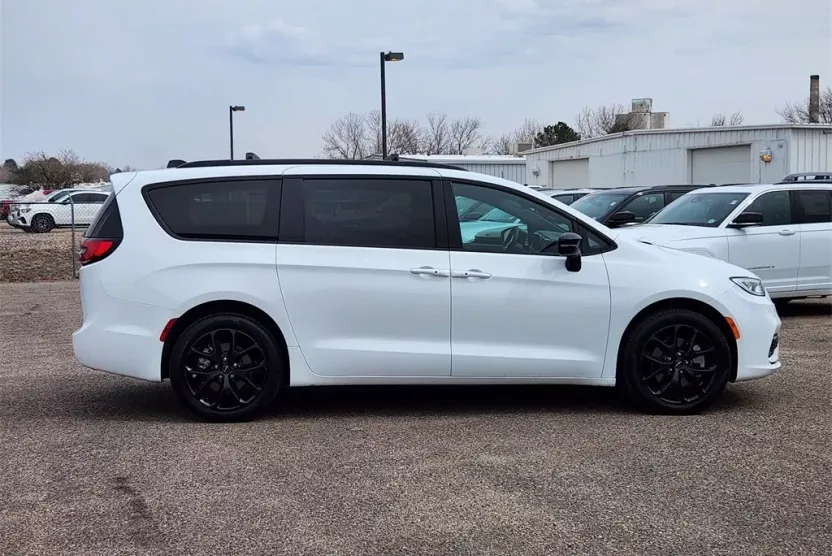 2024 Chrysler Pacifica Touring L photo 1