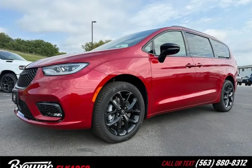 2026 Chrysler Pacifica Limited photo 1