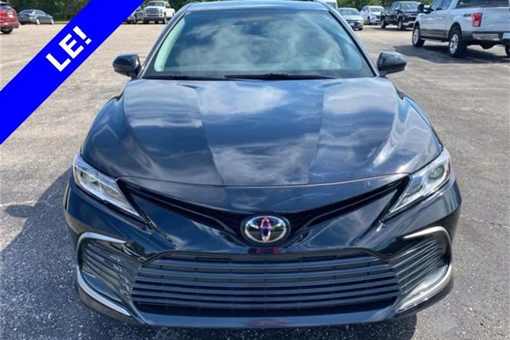 2023 Toyota Camry LE photo 1