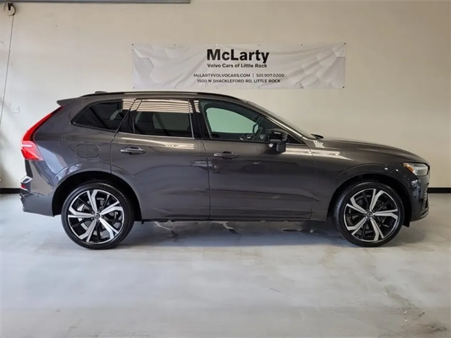 2022 Volvo XC60 B5 R-Design photo 1