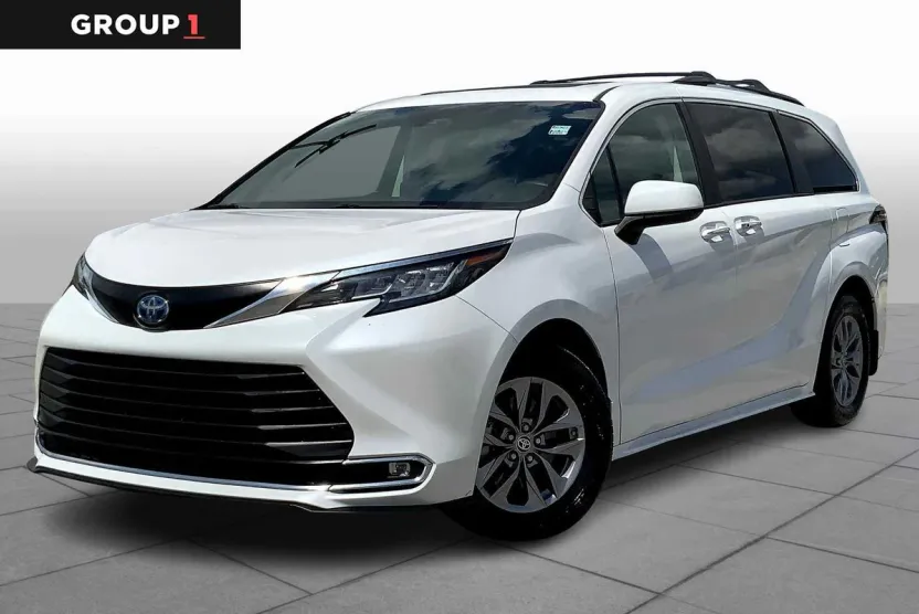 2023 Toyota Sienna XLE photo 1